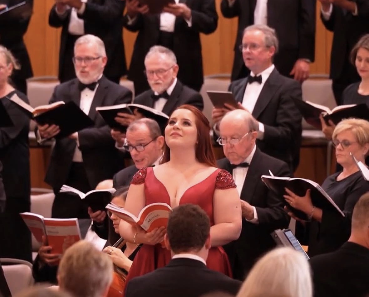 Smiling, Messiah photo, choir behind